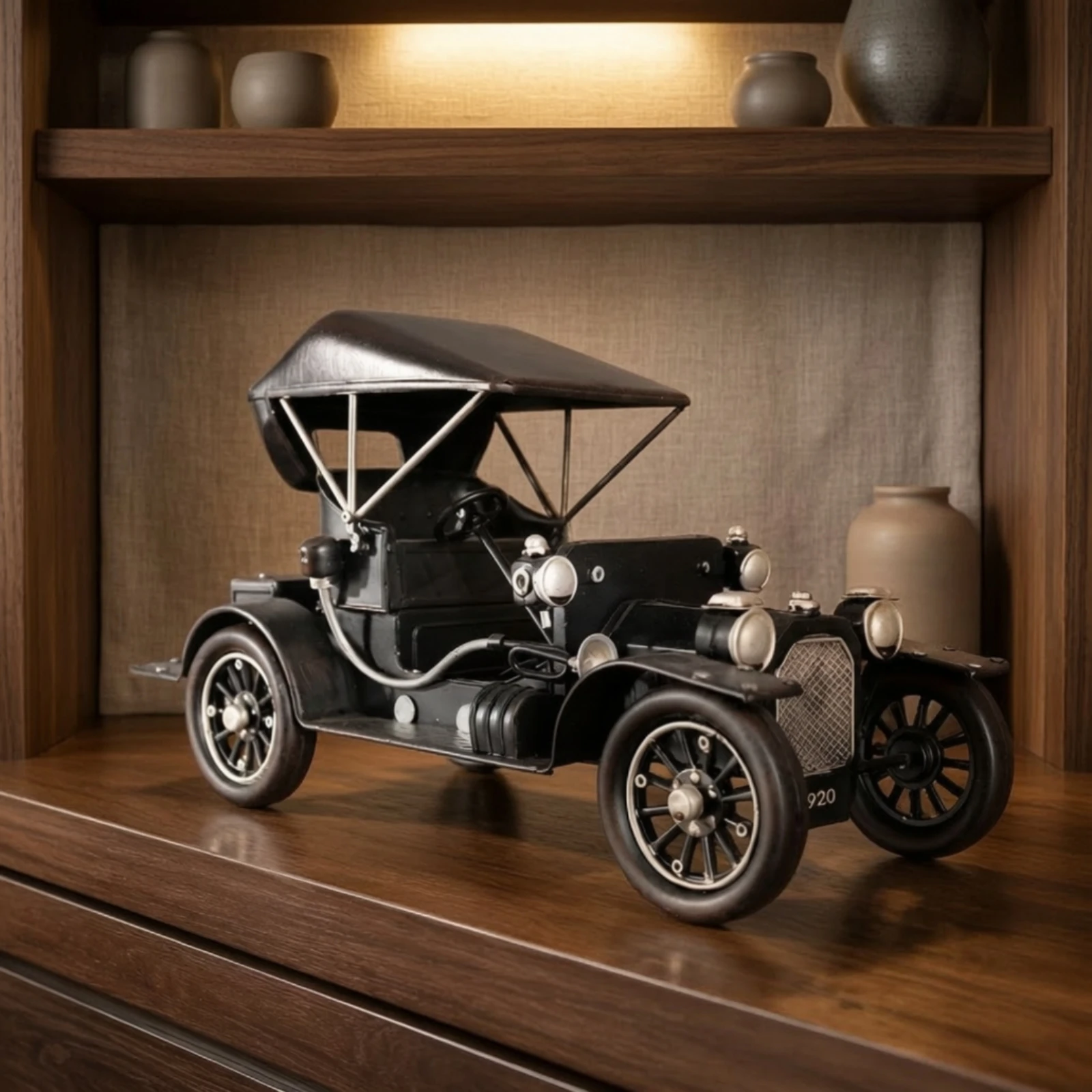 自動車模型、装飾用、1920年代のオープン型ツーリングカー、展示用モデル、使い込まれた風合い、クラシックカーのフィギュア、手描き