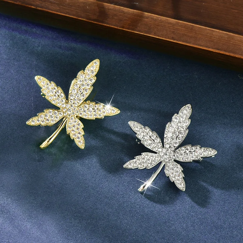 

High-end zircon maple leaf brooch, fashionable clothing brooch, versatile for commuting, golden leaf coat pin