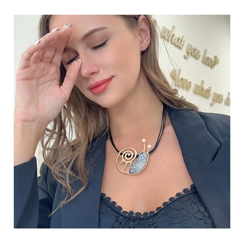

Special for The New Fashionable Versatile Hollow Women's Necklace Snail Pendant Short Collarbone