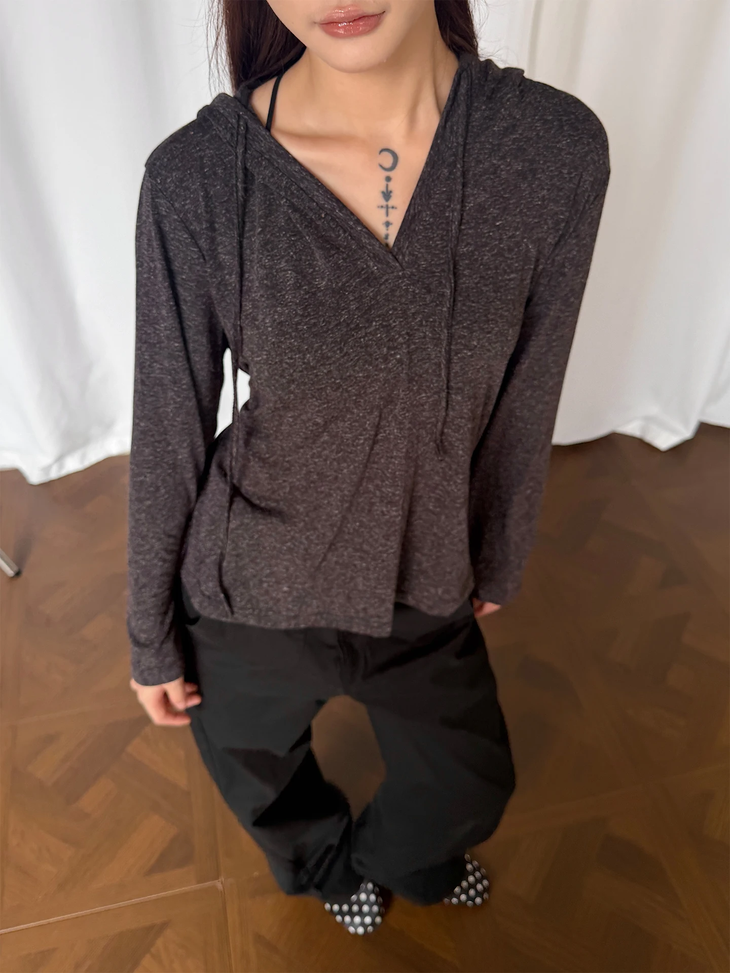 sudadera-ligera-con-capucha-y-cuello-en-v-para-mujer-proteccion-solar-estilo-casual-y-moderno-manga-larga-adelgazante-de