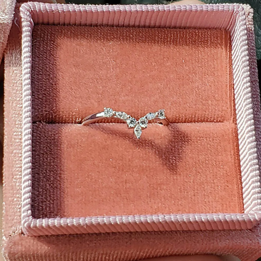 Huitan Neuankömmling Brautringe für Hochzeitszeremonie, Party, ausgefallener V-Design-Ring mit schillerndem CZ-Stein, hochwertiger Damenschmuck – Detail 8