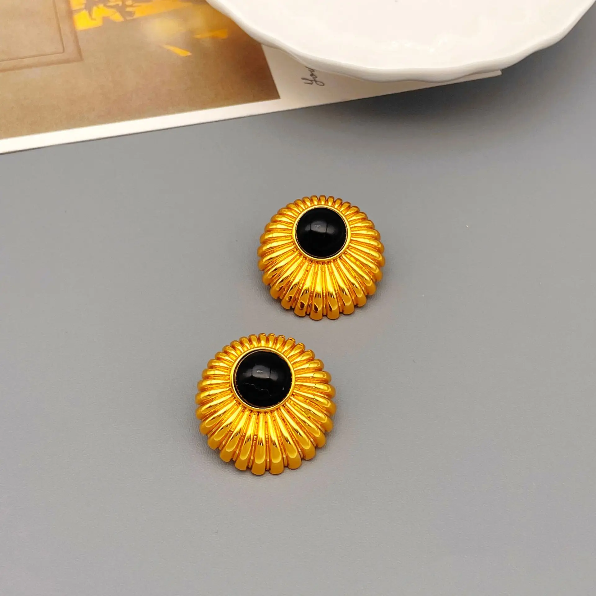 

French retro round scallop natural black agate niche design wind stud earrings jewelry