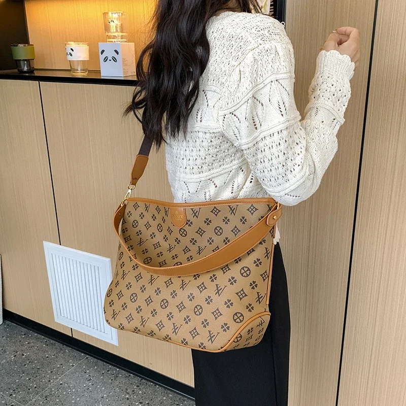 

Designer Simple Trendy Diaper Bag A Classic Minimalist Leather Crossbody Bag For The Elegant Stylish Commuter