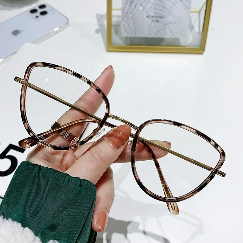 

Photochromic Anti Radiation Blue Light Eyeglasses Cat Eye Frame Computer Glasses for Women Replaceable Lens
