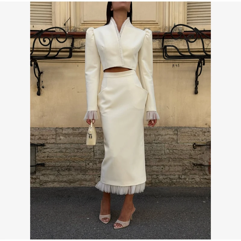 Conjunto de Saia Midi e Top Cropped com Detalhes em Tule Branco, Decote em V Luxuoso, Manga Longa com Ombro Bufante, Traje Justo, Coleção Primavera 2026, Ideal para Encontros e Escritório