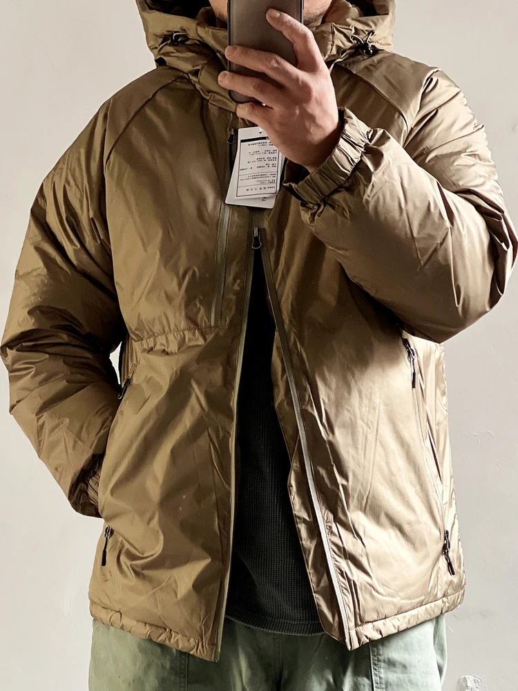 

Утепленная куртка BENS с водонепроницаемой мембраной, интегрированной капюшоном, наполнением из 85% белого утиного пуха и полиэстеровым волокном, с длинными рукавами