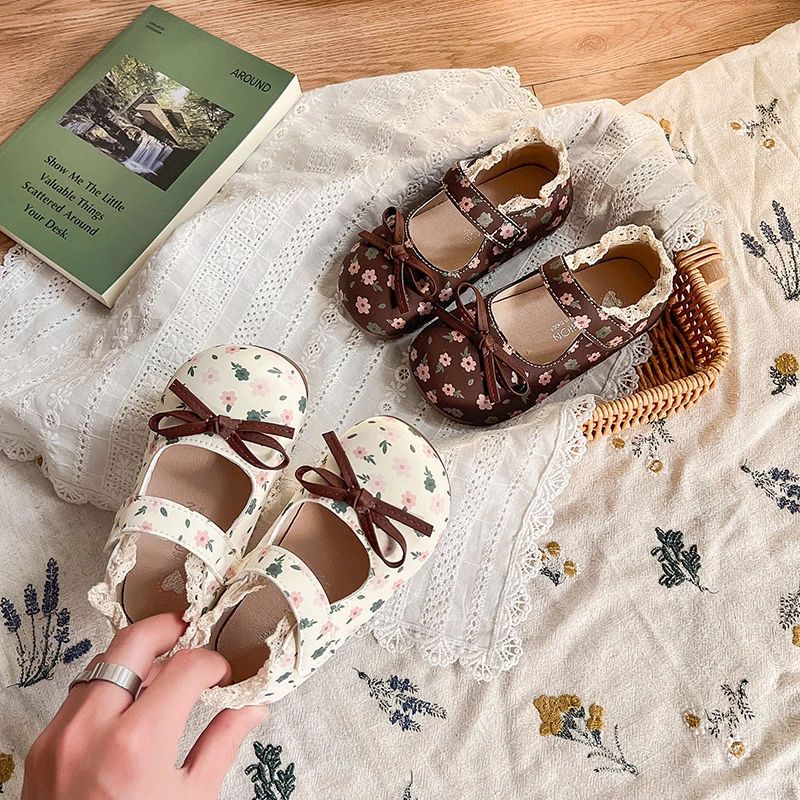 

Весенние туфли для девочек в стиле принцессы с цветочным бантом и кружевом, милые детские туфли на плоской подошве, однотонные, нескользящие, модные повседневные детские туфли для детей 4-6 лет