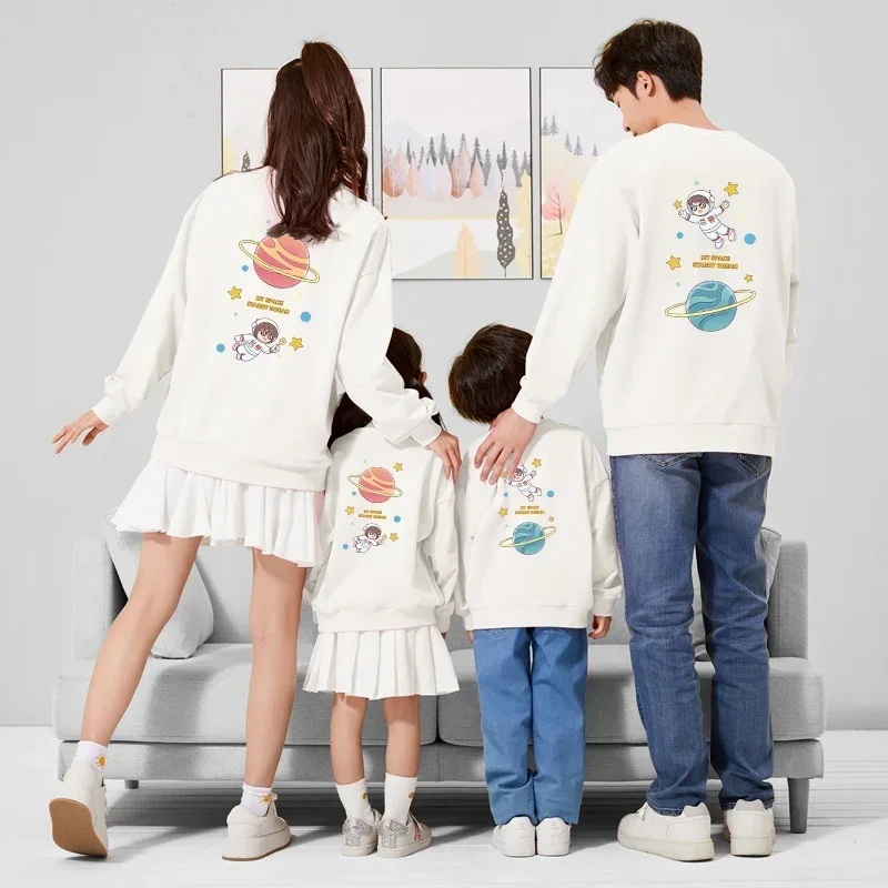 

Christmas Astronaut Print Shirts Winter Matching Family Outfits Couple Pullovers Cartoon Mom Daughter Tops Dad Son Sweatshirts