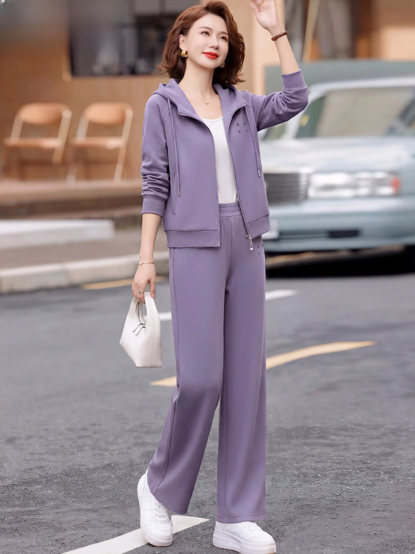 

Весенний спортивный костюм 2026: Новинка! Модный комплект из двух предметов для женщин среднего возраста: дышащий топ и широкие брюки из полиэстера.