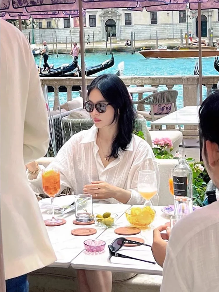 เสื้อคลุมหลวมทรงยาวผ้าฝ้ายลินินป้องกันแสงแดดสำหรับผู้หญิง ฤดูร้อน ผ้าบาง สไตล์ลำลอง สีขาว คอปก ความยาวปานกลาง...