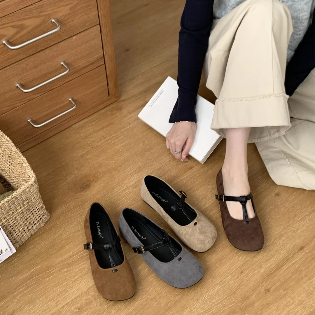 أحذية باليه مسطحة للنساء بإبزيم على شكل حرف T أحذية بدون كعب بمقدمة مستديرة أحذية غير رسمية مريحة أحذية ماري جين كلاسيكية باللون الرمادي المشمش