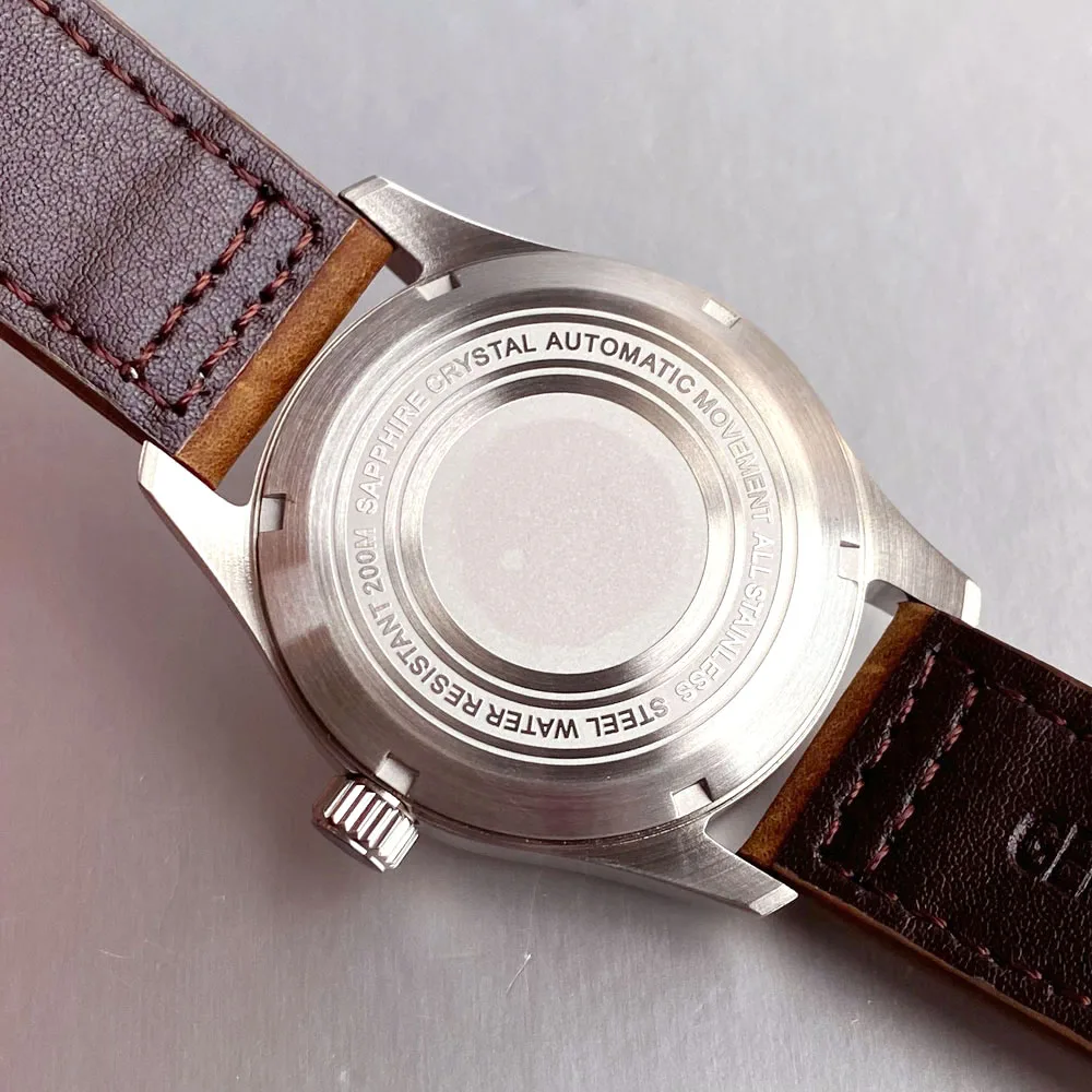 ที่กําหนดเอง 39 มม.20BAR SWIM Aviator สไตล์ Dark สีเขียว Dial ตัวเลขอาหรับ Sapphire Glass NH35A การเคลื่อนไหวนาฬิกาสําหรับชาย