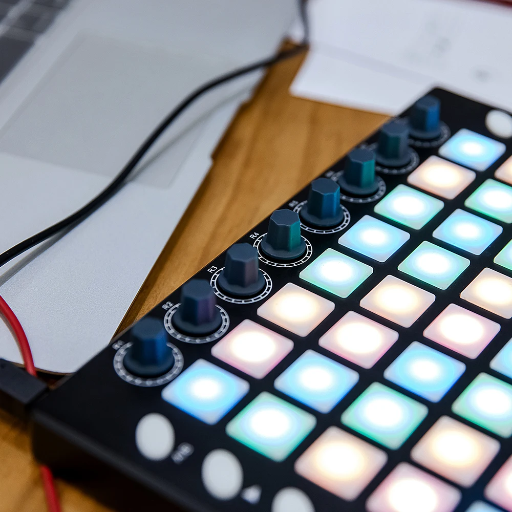 

WORLDE PAD48 Portable USB MIDI Drum Pad Controller 48 RGB Backlit Pads 8 Knobs 8 Sliders with USB Cable