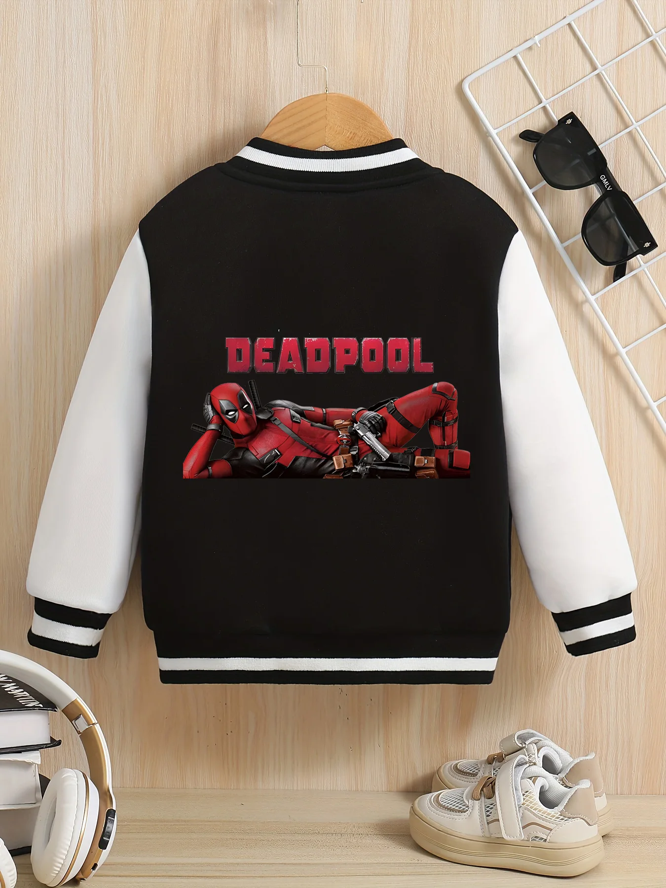 سترة بيسبول MINISO Marvel Boys - Deadpool Lazy، كلاسيكية باللونين الأبيض والأسود، نسيج ناعم، دافئ ومريح، عصري، ماك #4