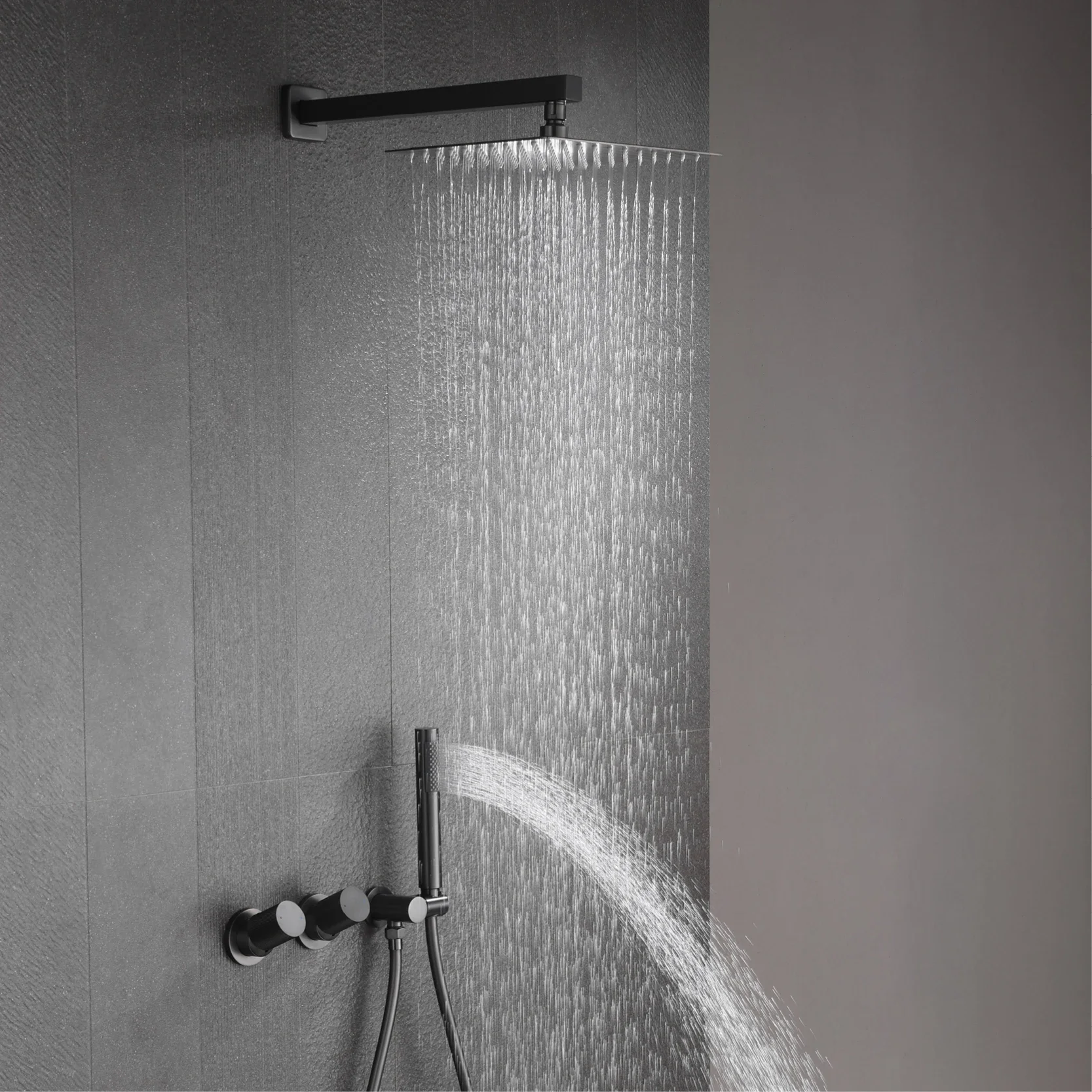 Sistem pancuran terpasang di dinding kuningan abu-abu pistol mewah desain tertanam dengan 2 pegangan keran kamar mandi air panas dan dingin kontrol ganda