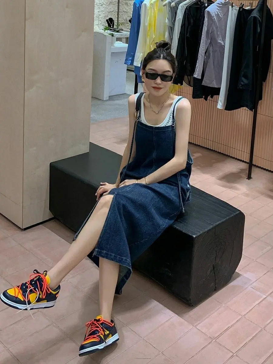 夏の新作 レディース ゆったりデニムワンピース 細ストラップ ロングスカート カジュアルスタイル Aライン ミディ丈ワンピース 若見え サイドスリット カジュアルウェア