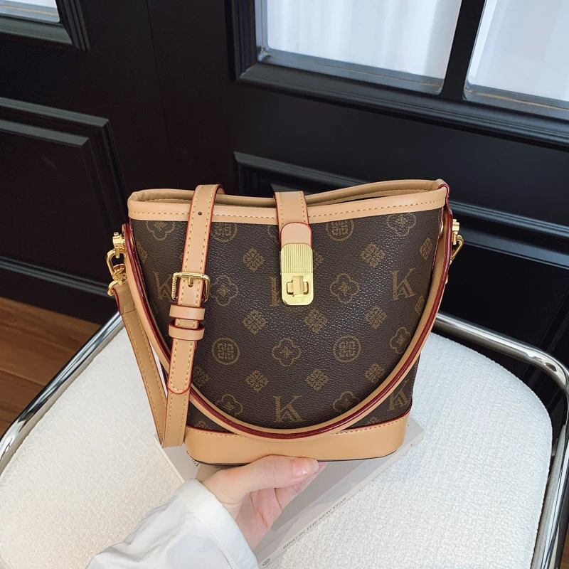 

Luxury Minimalist Crossbody Bag For Women Elegant Leather Classic With Paris Fashion Letter Logo And Shopper