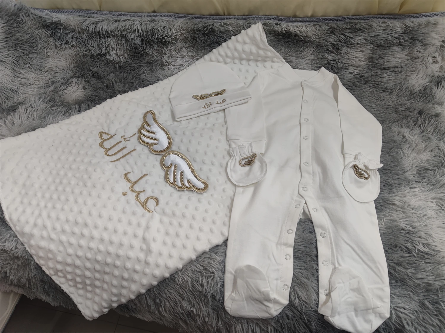 豪華な4点セット、白いムスリムベビー服、金色の天使の羽とアラビア刺繍入り、柔らかく繊細な新生児用衣装