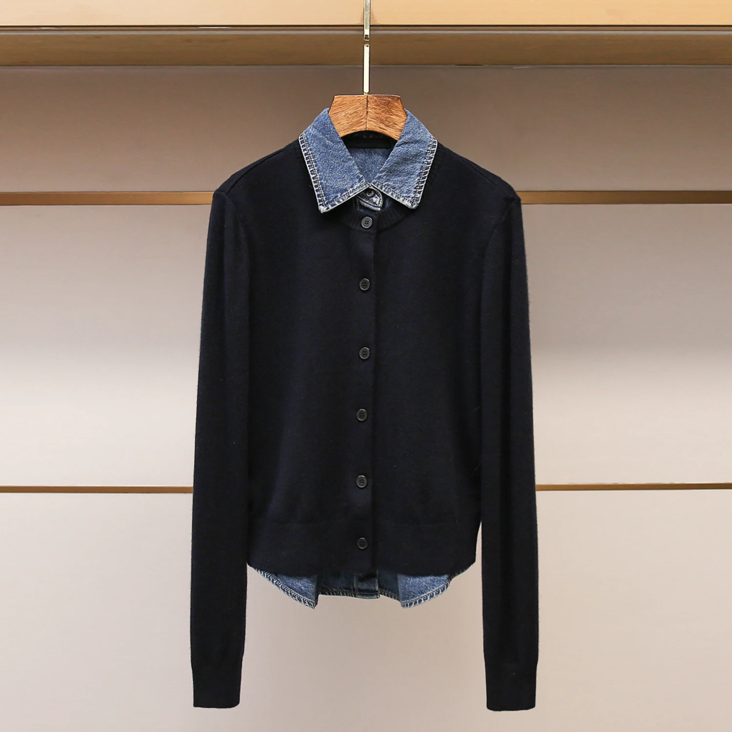 

Высококачественный женский синий джинсовый вязаный открытый кардиган, модная искусственная двухсекционная зимняя женская одежда премиум-класса 2025 года