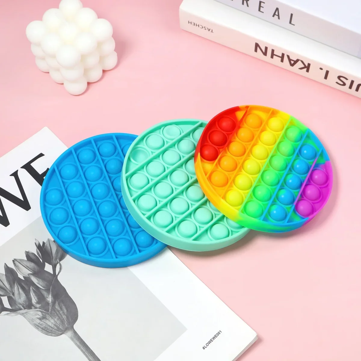 قطعة واحدة من لعبة تململ الفقاعات المستديرة بتصميم بوبر علاج مرح لتخفيف القلق للأطفال والكبار (لون عشوائي)
