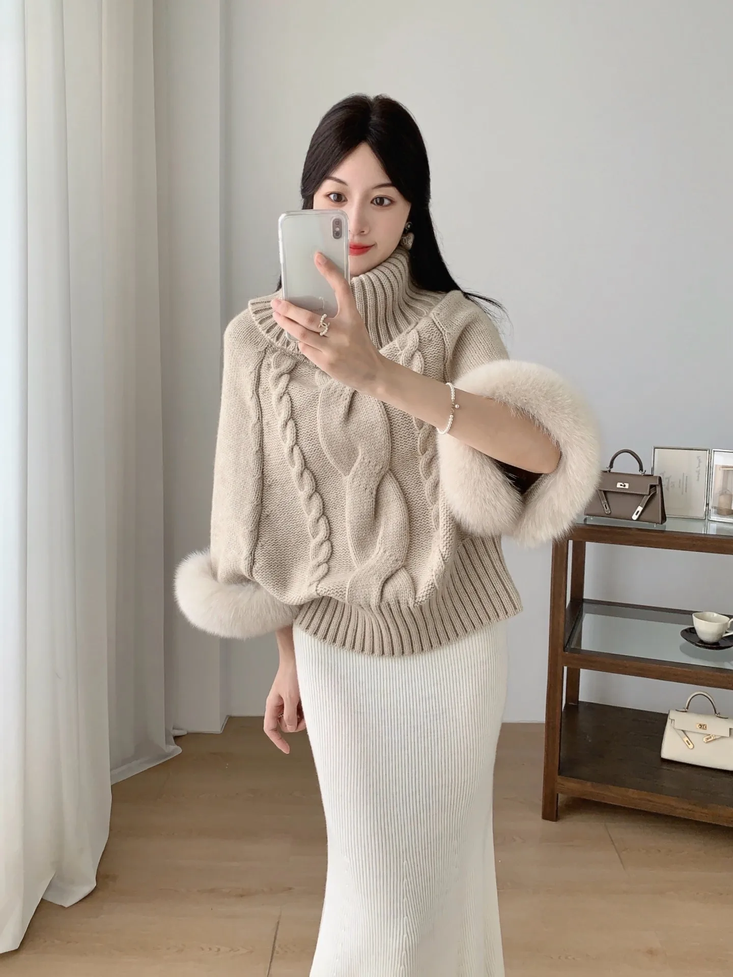 Collection of Jingluo The new autumn winter  Beauty features a laid-back high-neck, bat-sleeved, slimming cape, fox fur and f