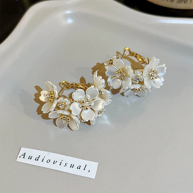 2022 New Korean White Flower Splicing Hoop Earrings Temperament Simple Resin Versatile Big Luxury Earrings Jewelry Wedding Gift