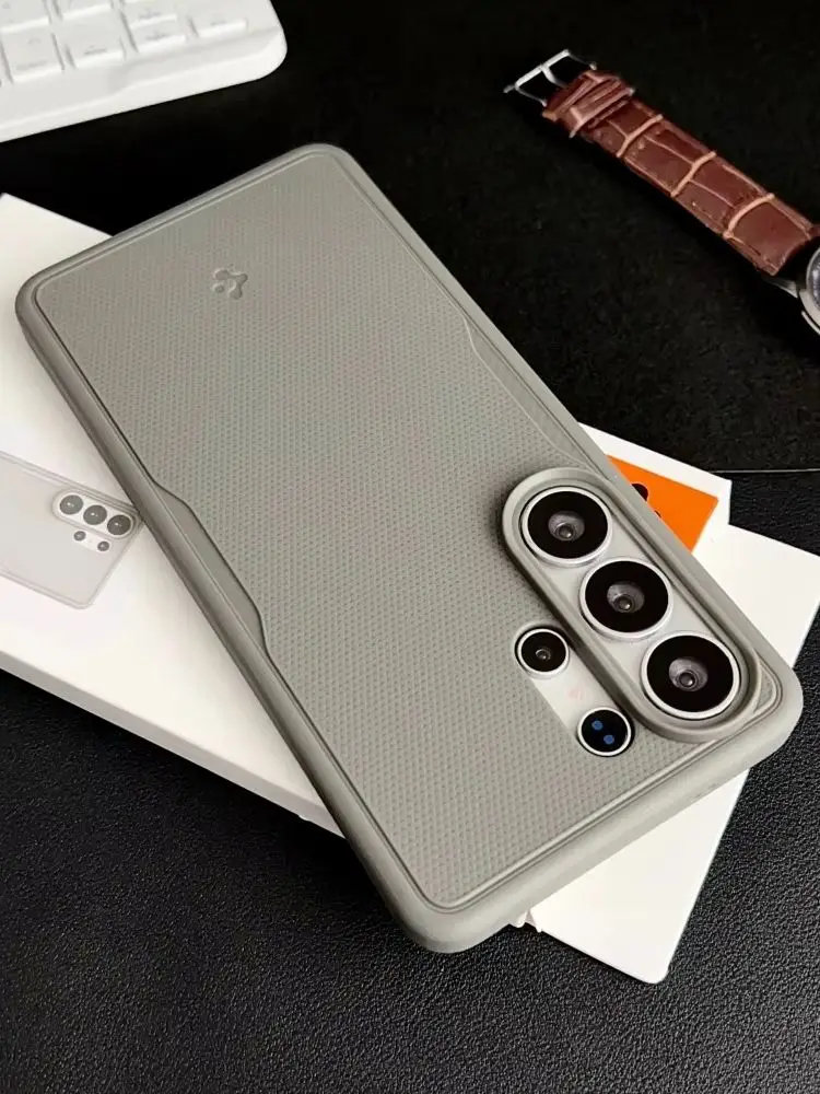 Etui Spigen MagFit TPU Shockproof Armor Magnetic do Samsunga S26 Ultra S26 Plus S26, kompatybilne z bezprzewodowym ładowaniem Magsafe. — zdjęcie produktu 7