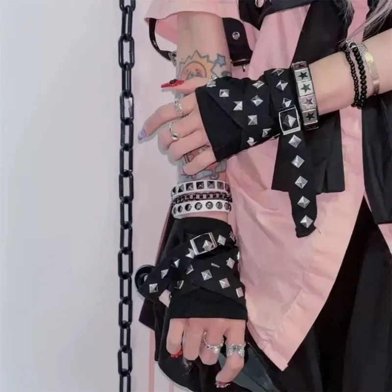 guanti-senza-dita-gotici-con-rivetti-design-chic-y2k-accessori-per-performance-di-street-dance-e-cosplay