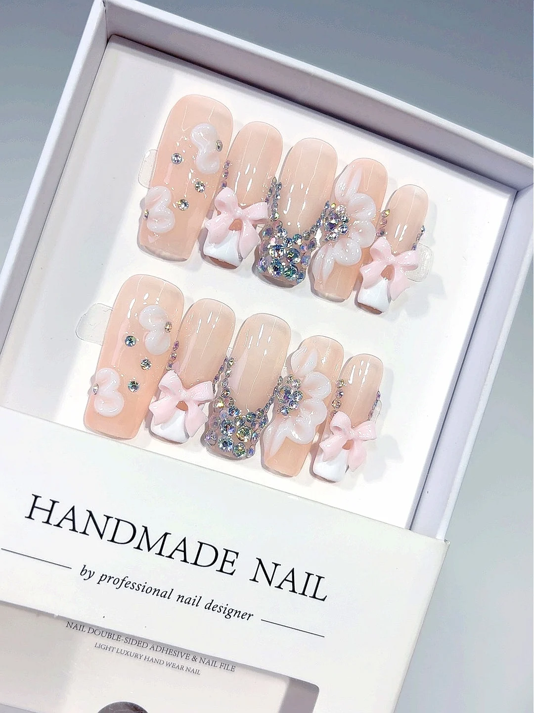 Pfirsichfarbene, nackte 3D-Rosa-Schleife zum Aufdrücken der Nägel – künstliche Nägel mit schillerndem Strass-Blumenakzent, handgefertigt für Frauen (D601)