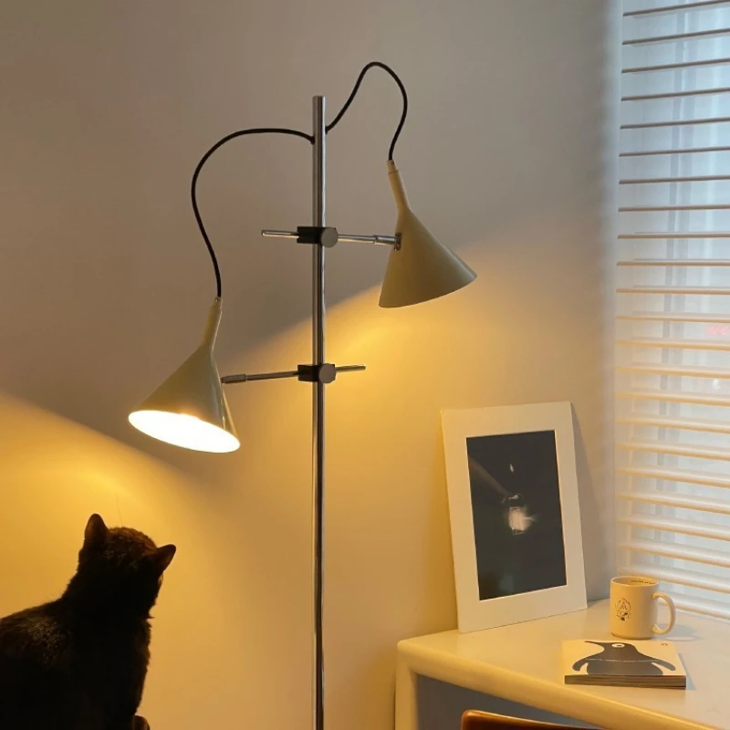 

Medieval wind floor lamp, bedroom bedside lamp, living room sofa French retro high-end feeling