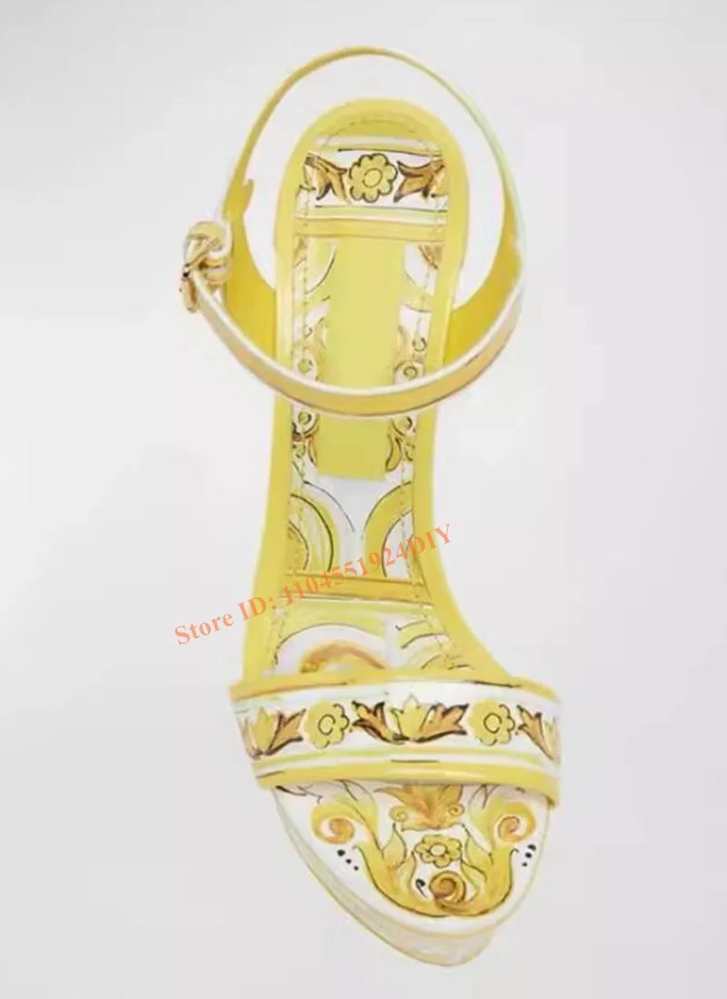 Gelbe, mit Blumenmuster bedruckte Plateau-Sandalen mit hohem Absatz, Knöchelriemen, klobige Absätze, Blockabsatz, 155 mm, offene Zehenpartie, Abendschuhe, Damenschuhe