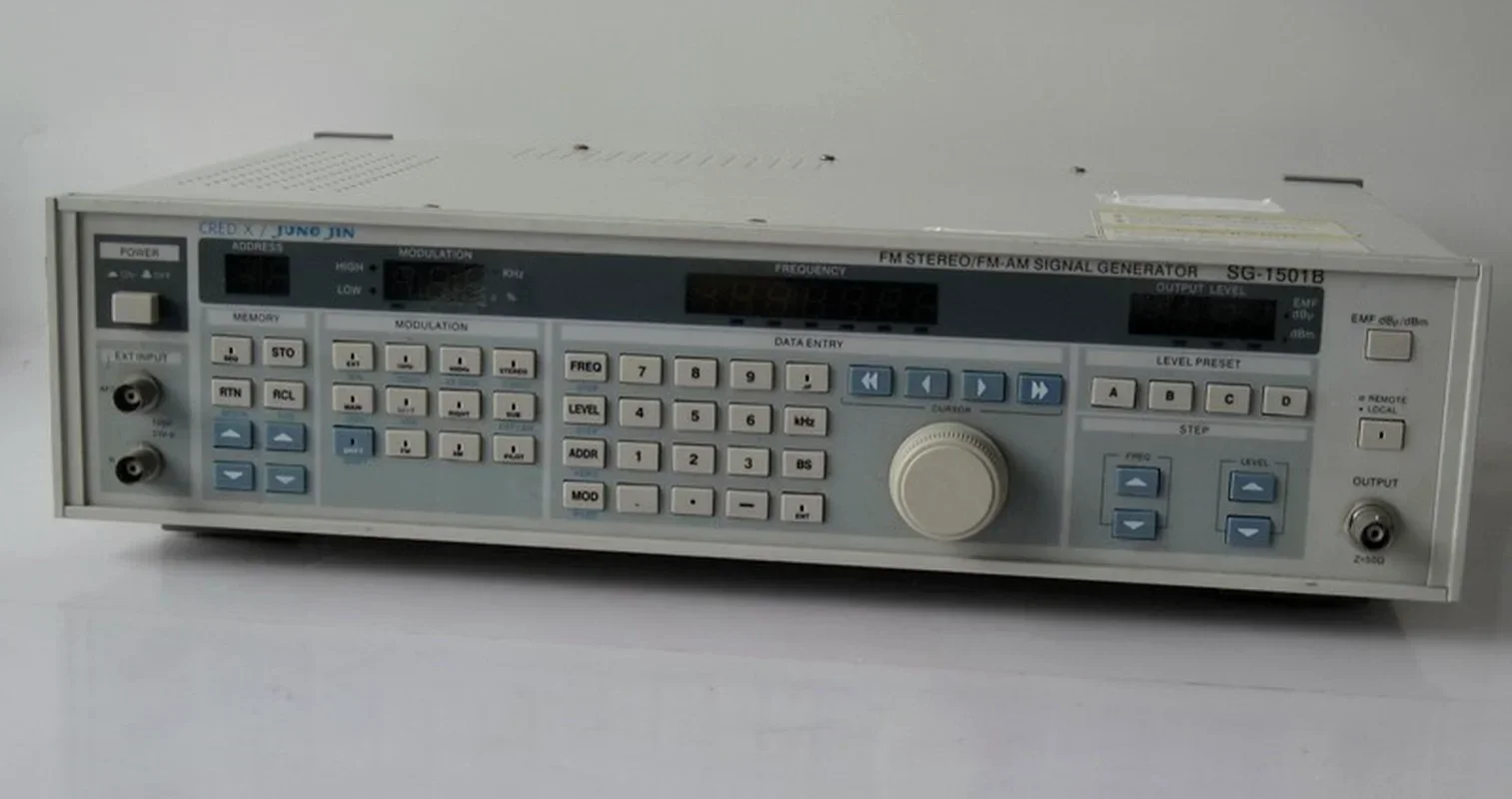 JUNG JIN SG-1501B FM AM/FM stereo signal generator, radio  source.