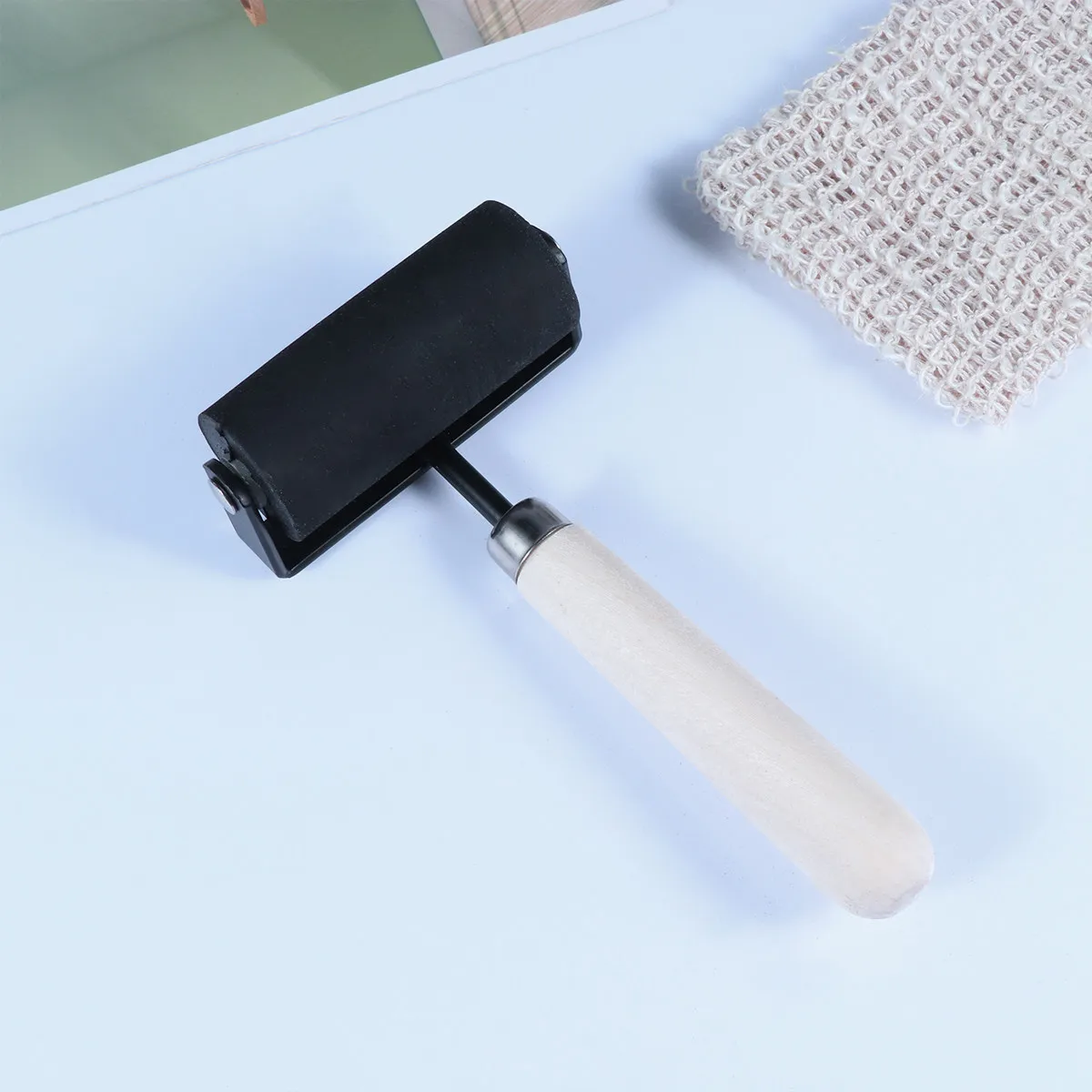 

Валик для нанесения краски с деревянной ручкой, размер M, черный – для гладкого нанесения клея, легкой очистки, профессиональной печати