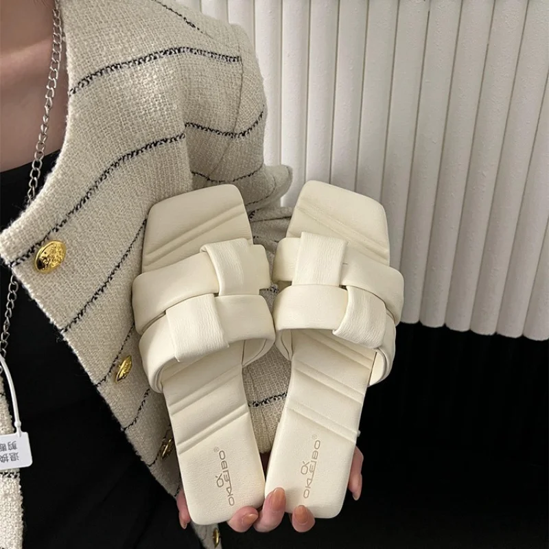 

Корейские нежные тапочки с квадратным носком и открытым носком, тканые женские тапочки на плоской подошве, лето 2025, пляжные песчаные камни на мягкой подошве