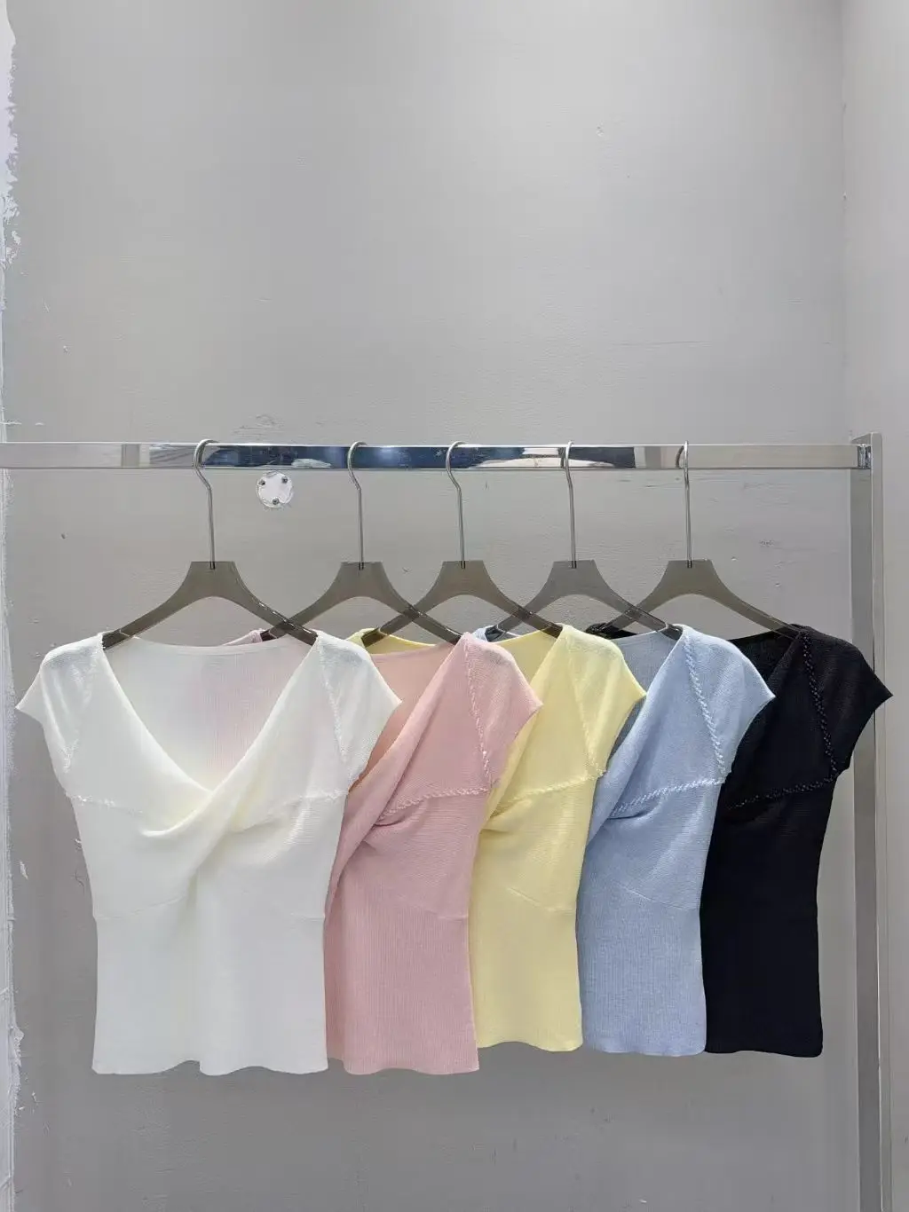 

Весна-Лето 2026: Женский облегающий трикотажный топ с коротким рукавом и V-образным вырезом в винтажном стиле, подчеркивающий фигуру, в различных цветах