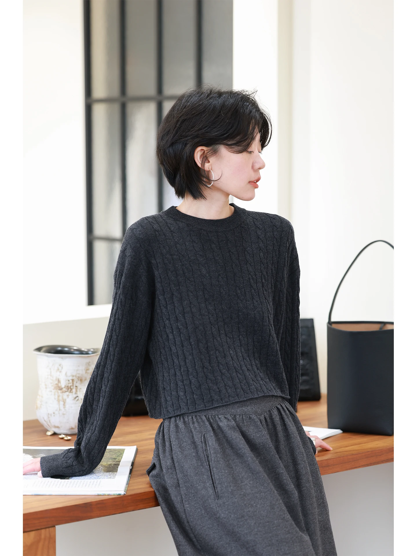 

Мягкий шерстяной свитер с узором косы, женский, маленький размер, вязаный, свободный, для многослойных образов, повседневный, с круглым вырезом, теплый, однотонный, зимний топ