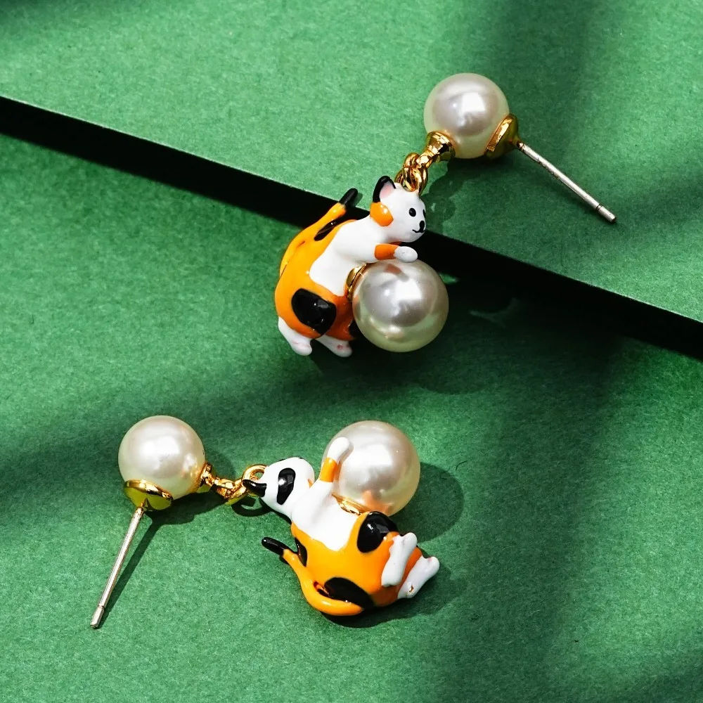 

Women's Enamel Glazed Pearl Kitten Earrings in Hypoallergenic Copper Material - Sweet and Romantic