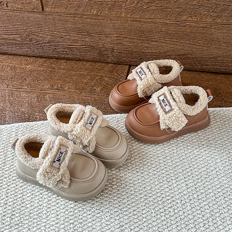 

Повседневная обувь на теплой подкладке для маленьких девочек, новинка 2023 года, зимняя детская флисовая кожаная обувь на мягкой подошве, простая шикарная школьная уличная повседневная одежда