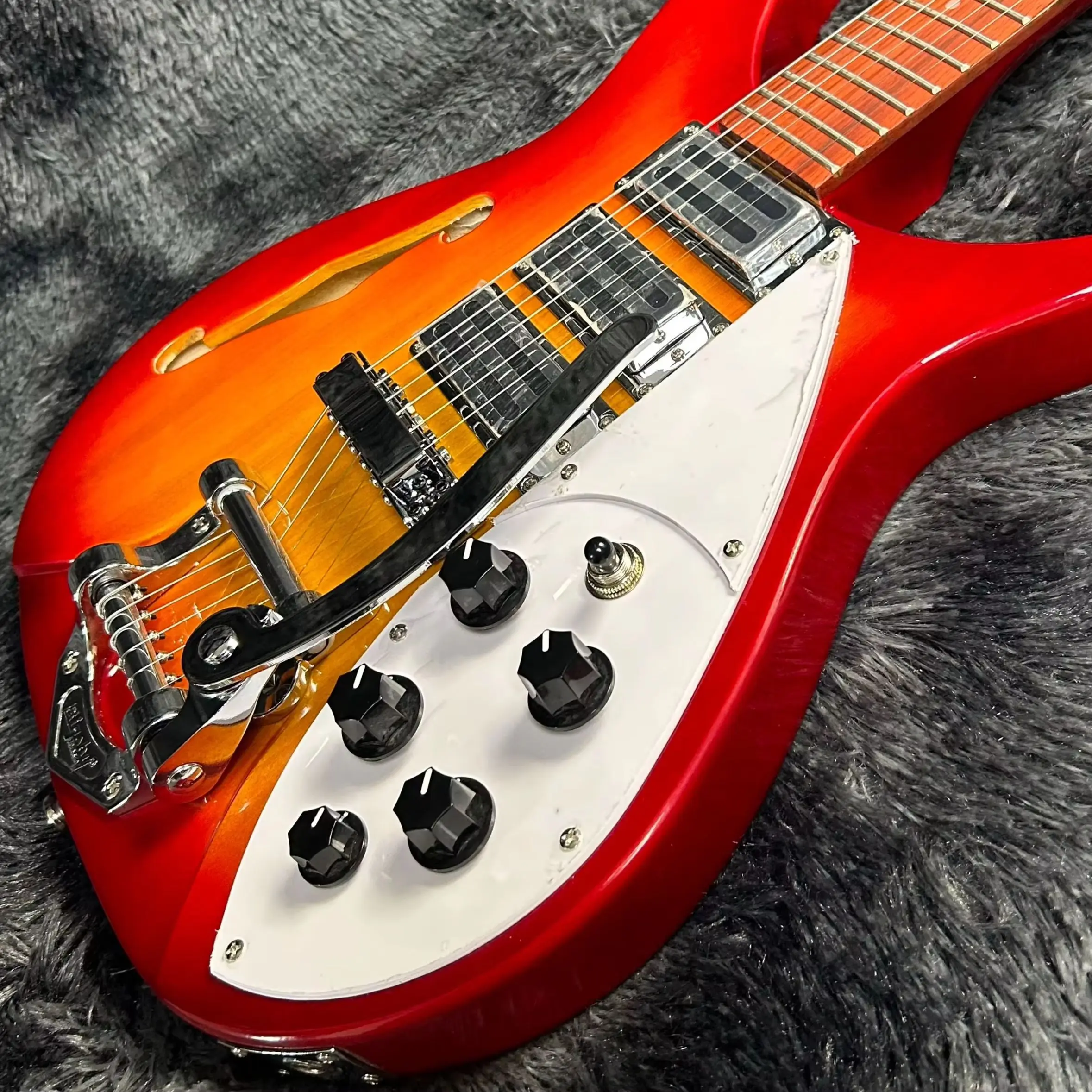 Hot Sale 325 Model Electric Guitar Cherry Sunburst Color F Holes 527 mm Scale Length Semi Hollow
