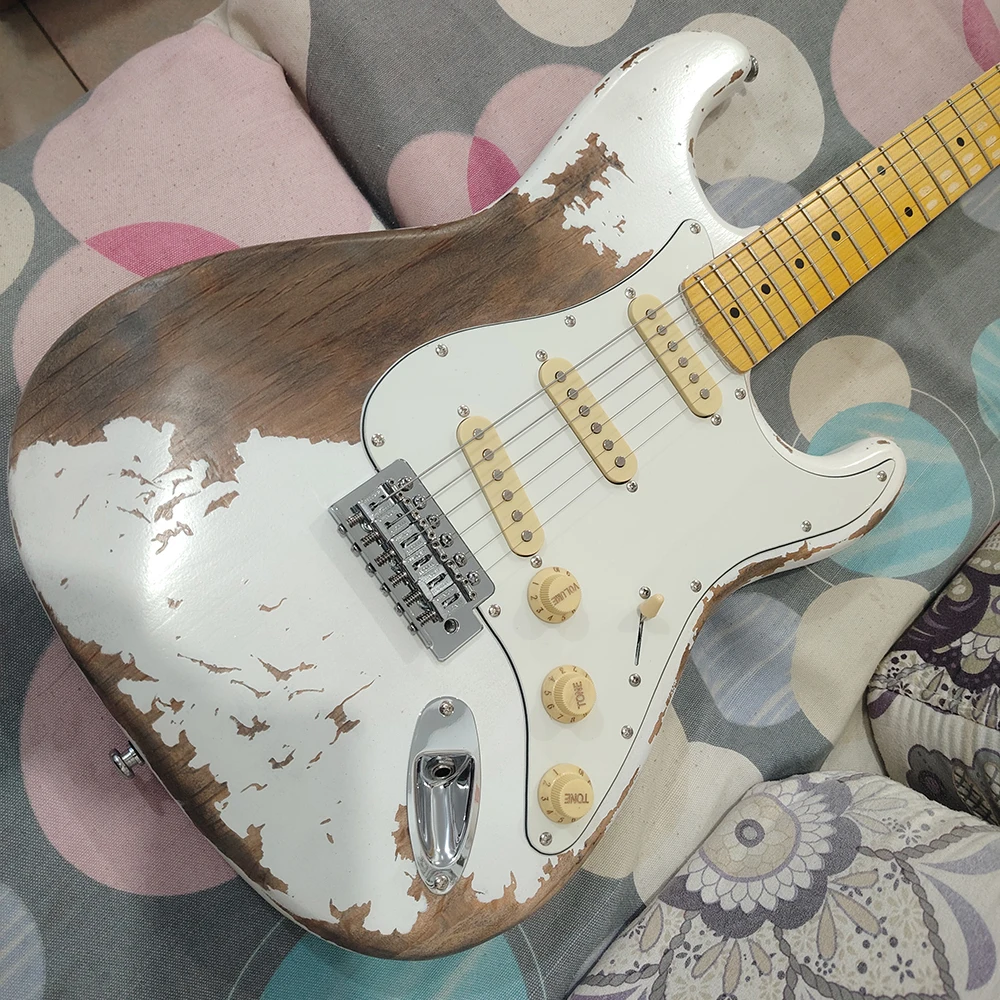 High quality white relic treated electric guitar, swamp wolfberry body, maple fingerboard head, in stock for quick delivery