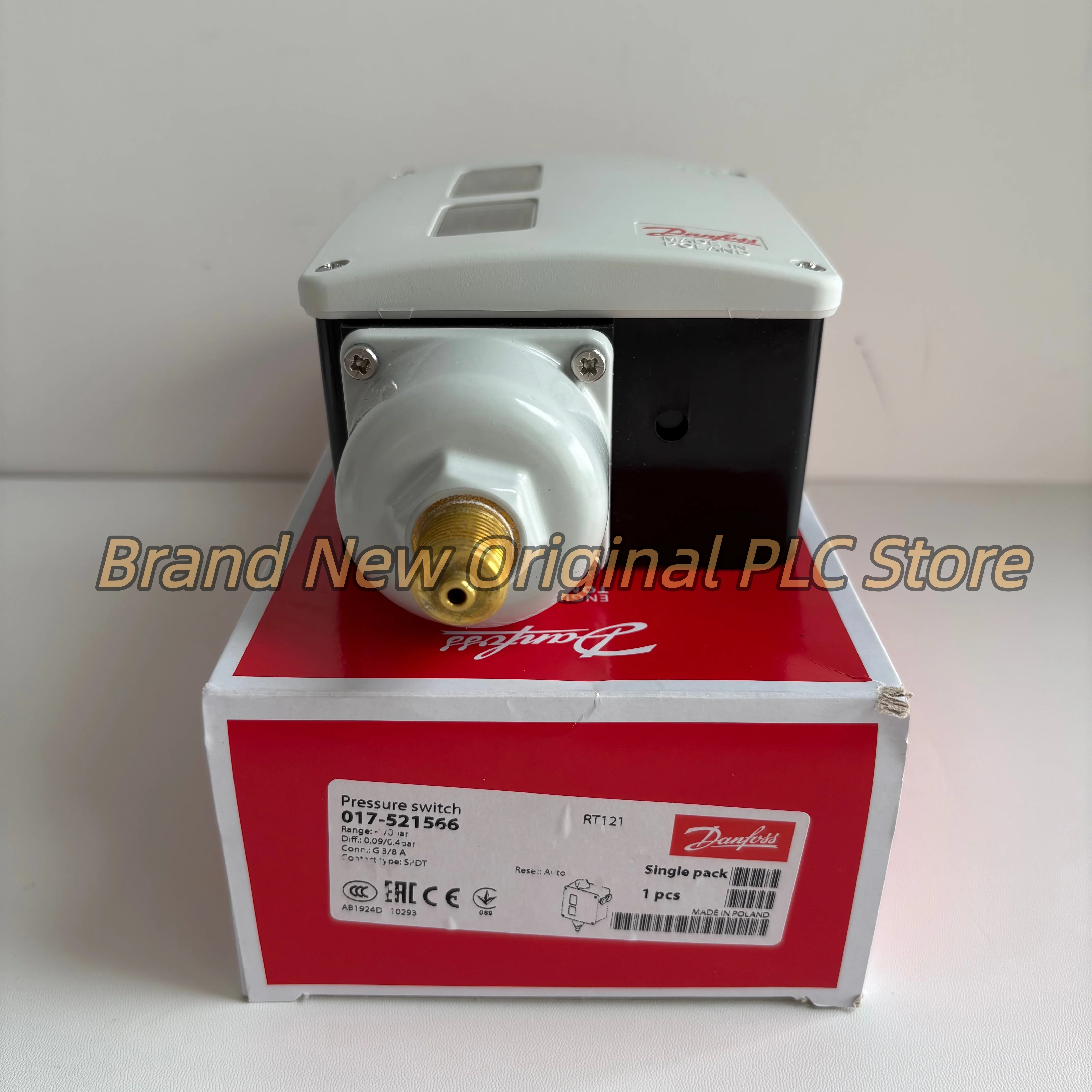

017-521566 RT121 new in box Pressure switch