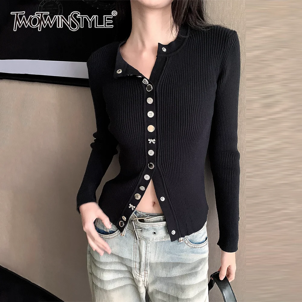 

TWOTWINSTYLE черный сращенный однобортный свитер женский с круглым вырезом и длинными рукавами свободный уличный женский свитер осенняя мода новинка