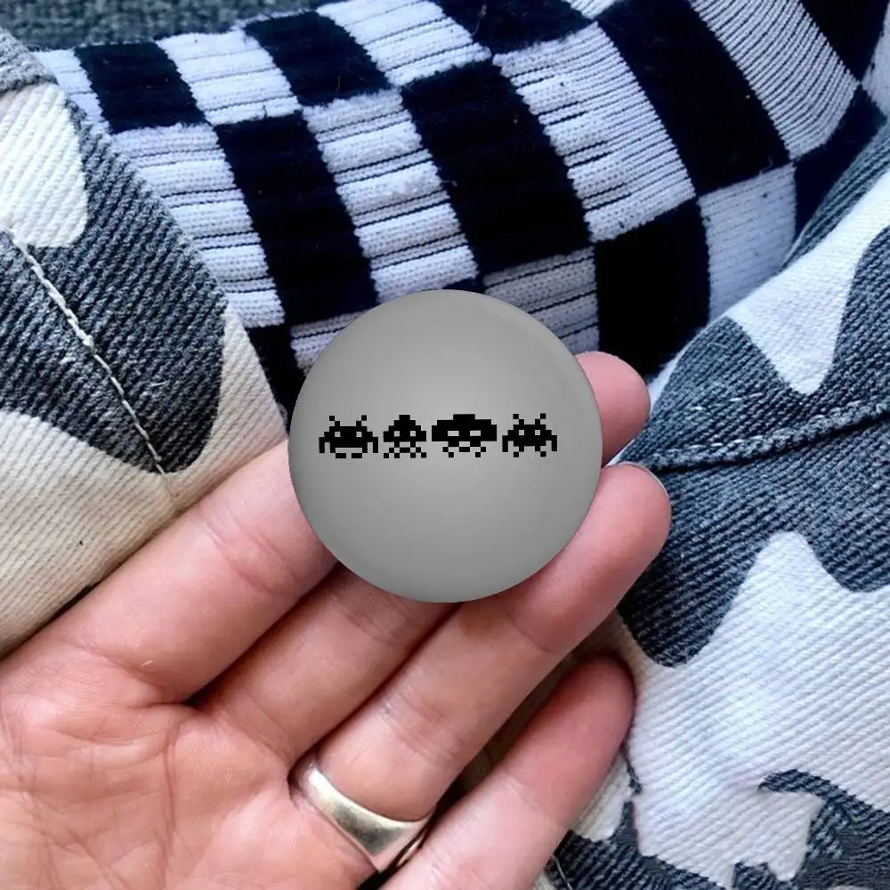 الغزاة الفضائية شارات زر دبابيس بروش الإبداعية مضحك يقتبس شارة الملابس على ظهره مجوهرات هدية للأطفال الأصدقاء #4