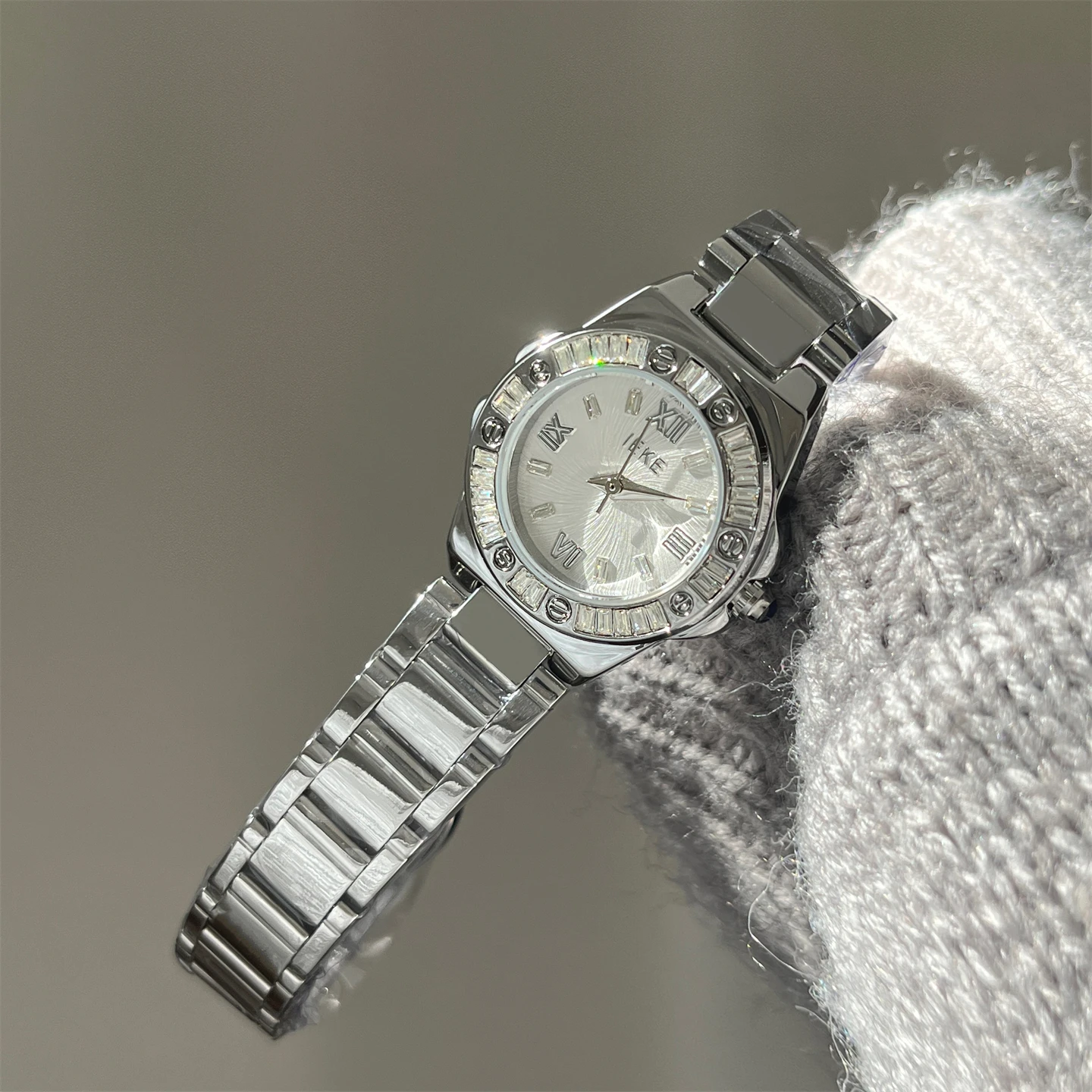 

Элегантные серые женские часы, с простым круглым циферблатом и красочным циферблатом, кварцевыми наручными часами — идеальный подарок для женщин.