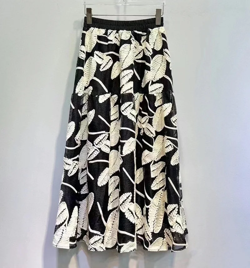 New 2025 Spring Fashion Long Skirt High Quality Lady Leaves Embroidery Patterns Long Black Maxi Skirt Women Vintage Party Skirt