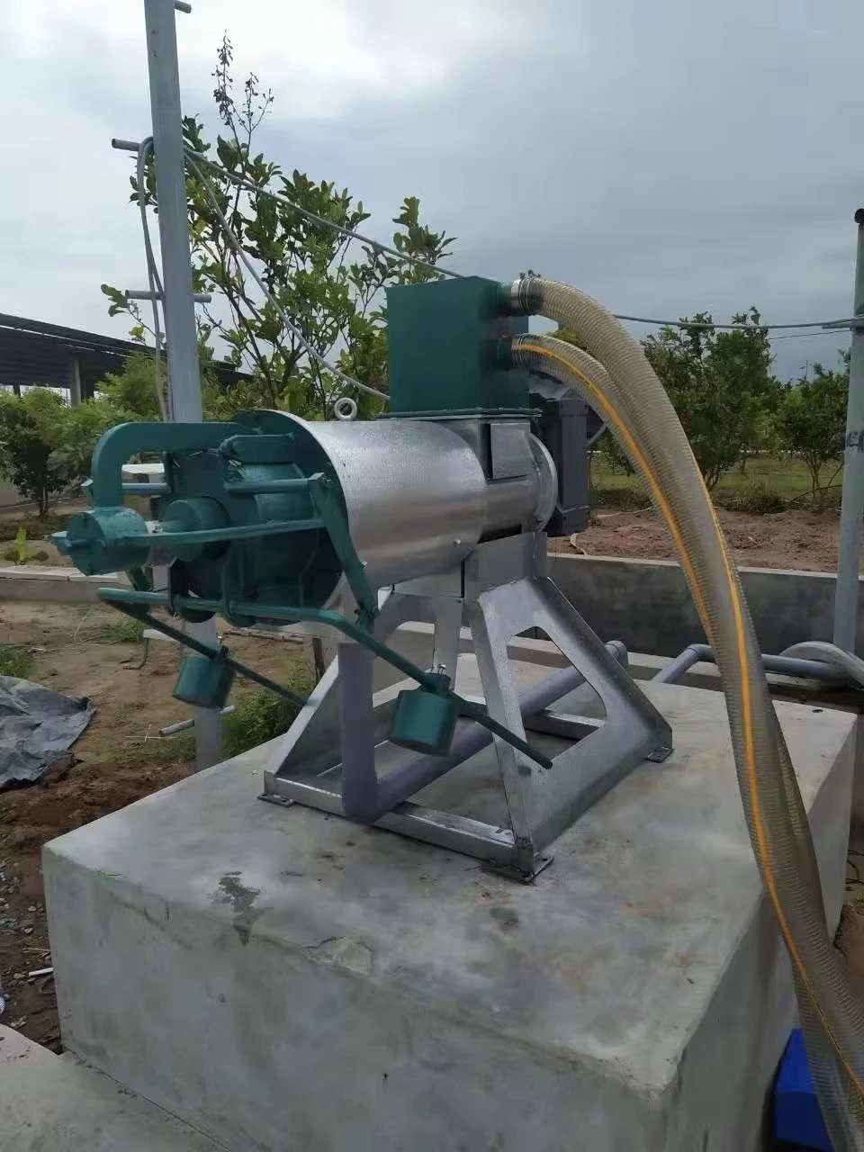 2025 Hot Sale Automatic Stainless Steel Animal Waste Dewatering Machine with Motor & Pump High Productivity Farm Equipment