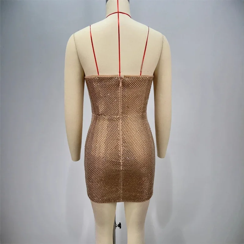 Sukienka na imprezę/bal, cekiny, krótka spódniczka, błyszczące złote kryształki, bez ramiączek, bez rękawów, prześwitująca siateczka, wysoki stan, obcisła.