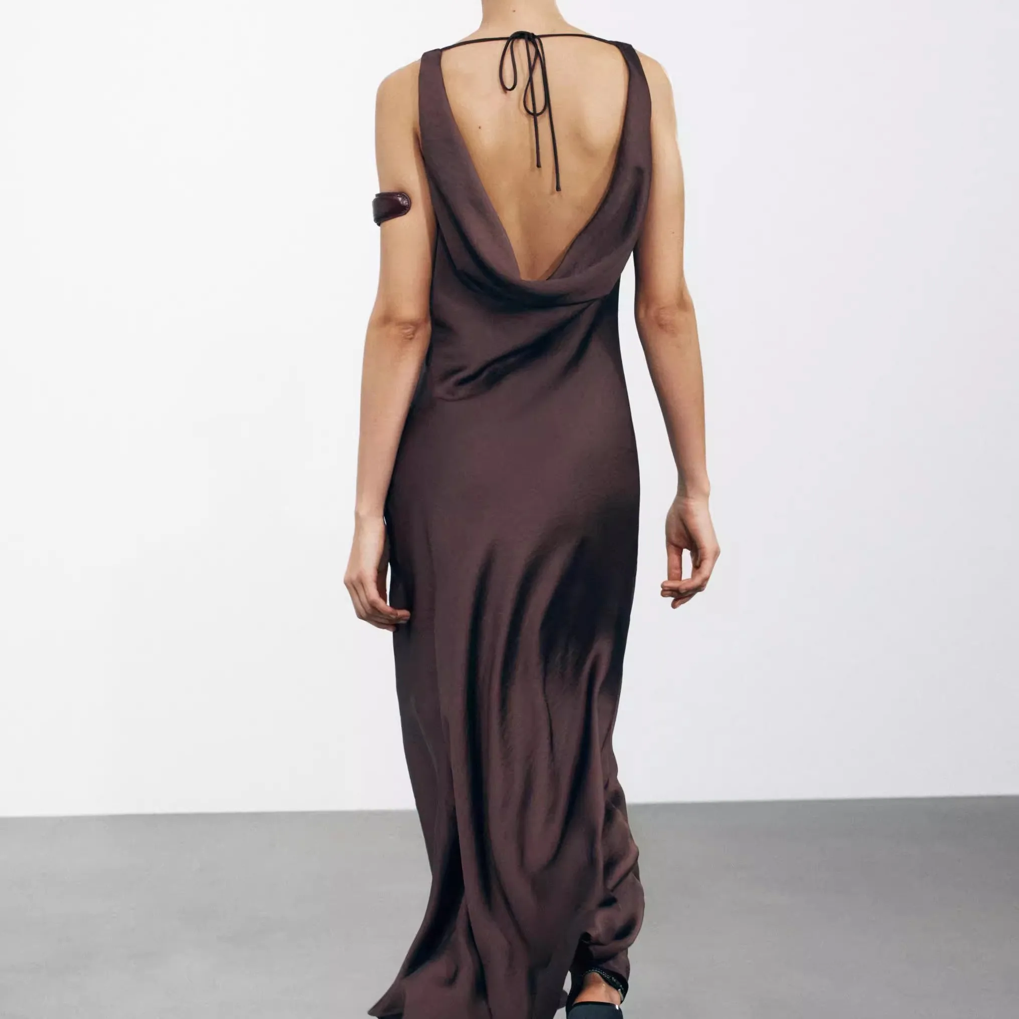 夏の新作 レディース ZWシリーズ シルクサテン ロングドレス エレガント ハイウエスト ノースリーブ Vネック ガウン 女性用 スタイリッシュ カジュアルドレス