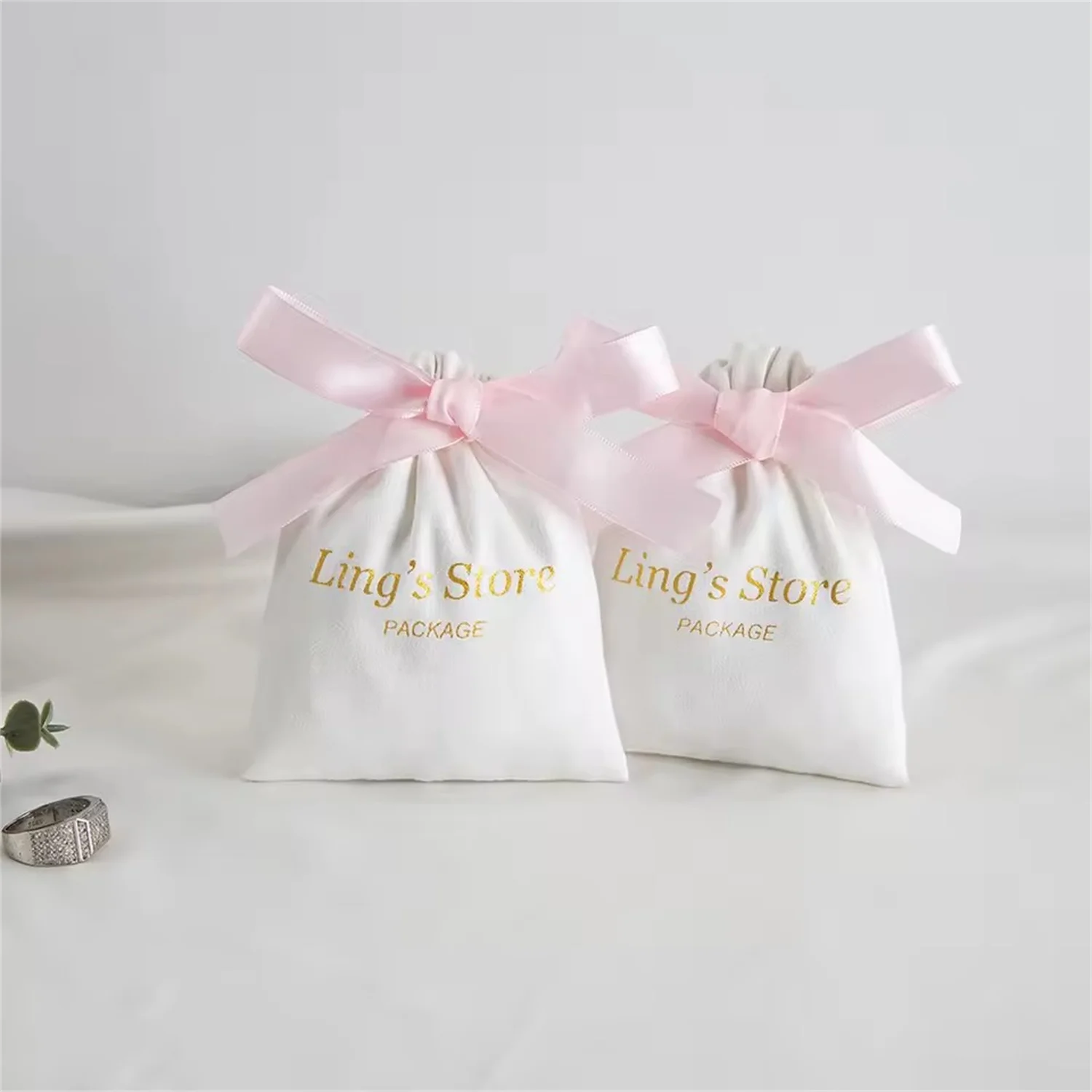 50 قطعة شعار مخصص الأبيض مجوهرات الفانيلا الرباط حقيبة الجانب الخلفي مع شريط حرير وردي هدية كيس التعبئة والتغليف جيب حلوى الزفاف