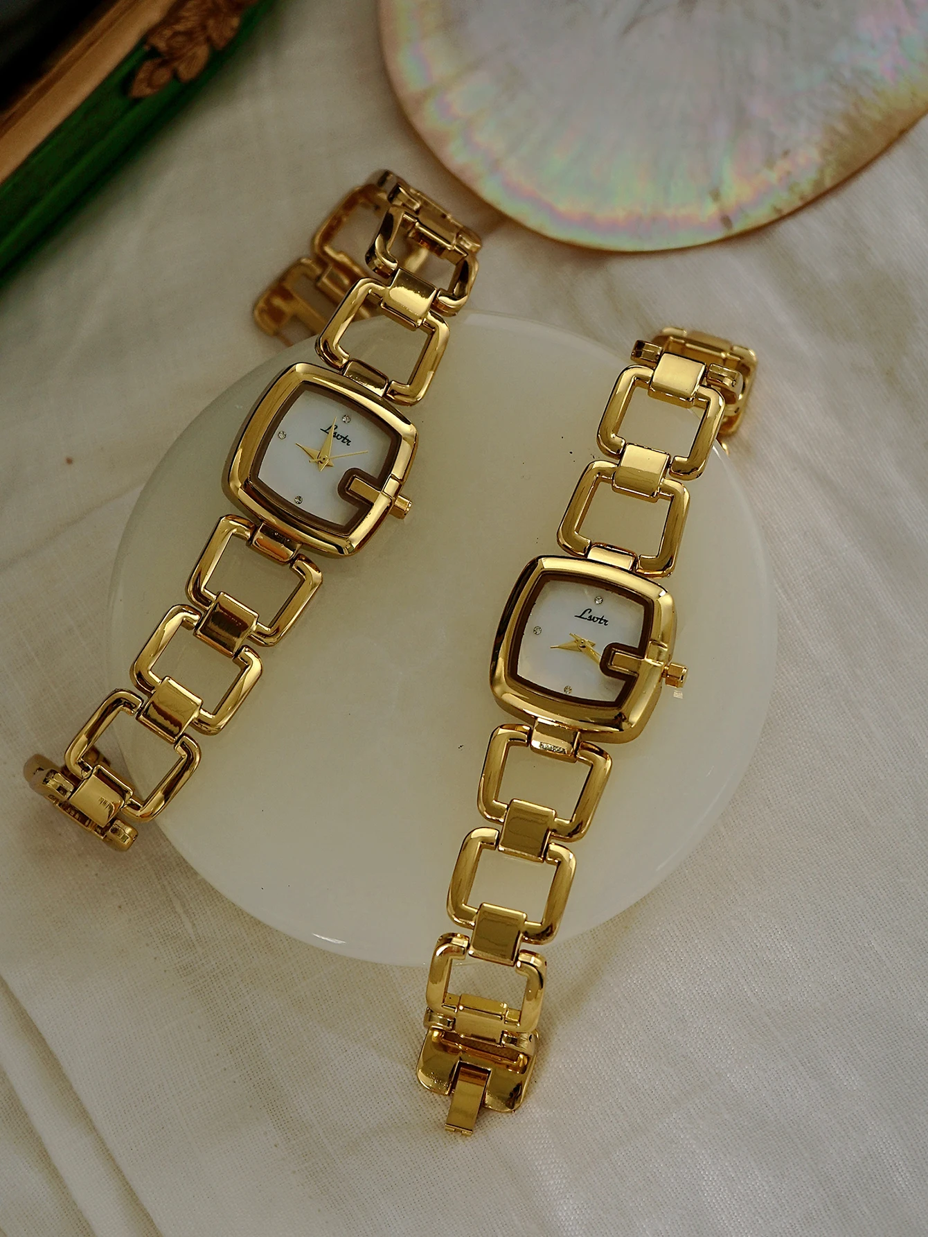 1 new gold French classic simple and elegant ladies quartz watch stainless steel openwork strap with white dial of mother-of-pearl fashion, literary leisure, simple and niche ladies waterproof watch
